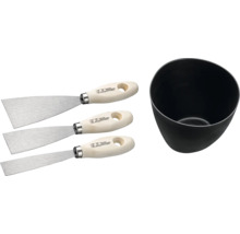 Tri špachtle a miešací vedro pre stavebné práce.