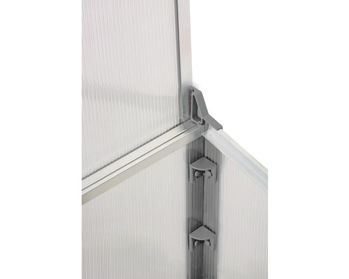 Detail konštrukcie skleníka s hliníkovým rámom a plastovými panelmi