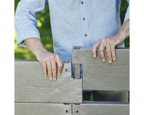 Osoba montuje kompozitný plot.