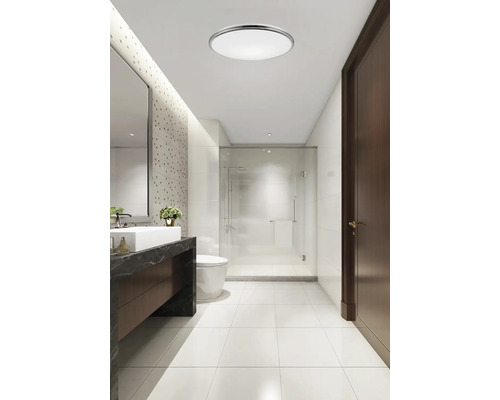 Moderná kúpeľňa s umývadlom, toaletou a sprchou pod okrúhlym stropným svietidlom