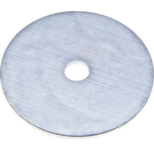 Jedna kovová podložka s otvorom v strede.