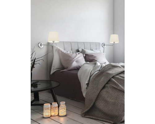 Spálňa s posteľou, nočným stolíkom, nástennými lampami a dekoráciou