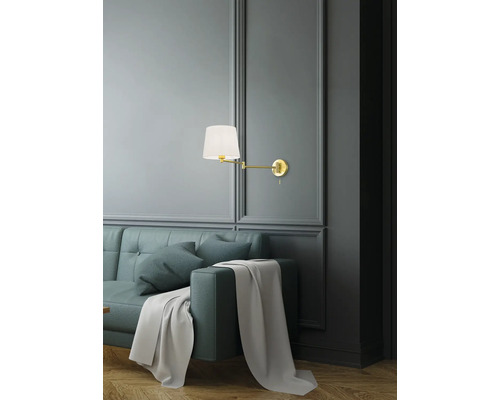 Obývacia izba s nástennou lampou, pohovkou a dekou