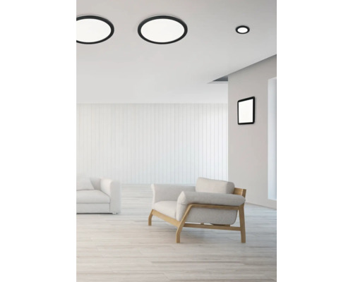 Svetlý obývací priestor so stropnými svietidlami a sedacím nábytkom