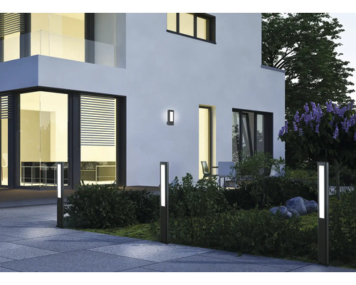 Osvetlený moderný dom s vonkajšími svetlami a osvetlením cesty