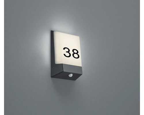 Osvetlené číslo domu s číslom 38 a pohybovým senzorom