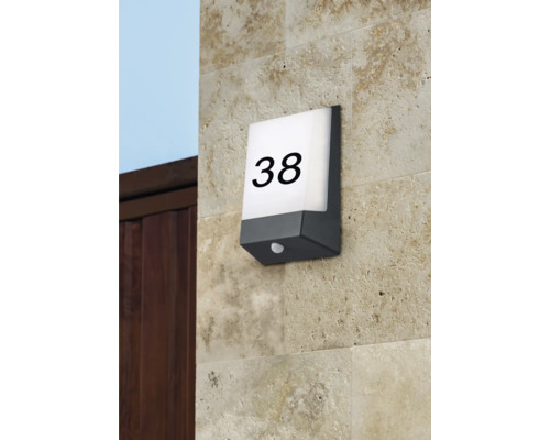Svetlo domového čísla s číslom 38 na stene