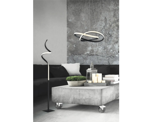 Moderná obývacia izba so stropným svietidlom, stojacou lampou, pohovkou a konferenčným stolíkom