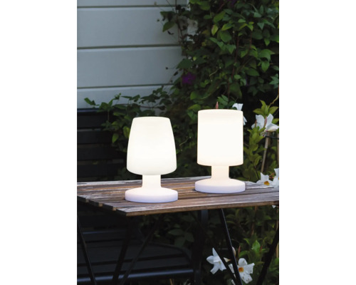 Dve bezdrôtové LED stolové lampy pre vonkajšie použitie na záhradnom stole