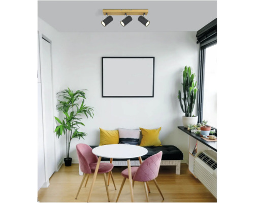 Decentná obývacia izba s trojplameňovým stropným svietidlom s drevenými detailmi