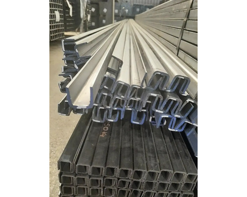 U Profil otvorený oceľ 20 x 20 x 2 mm, dĺžka 2 m Hromada oceľových profilov pre konštrukciu