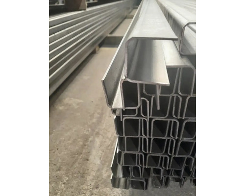 U profil otvorený 30 x 30 x 2 mm, dĺžka 2 m Stoh C-profilov z kovu