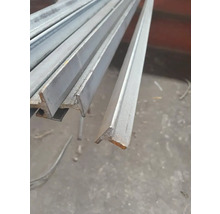 Niekoľko oceľových T-profilov