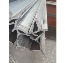 Oceľové T-profily naskladané na seba pre stavebné projekty