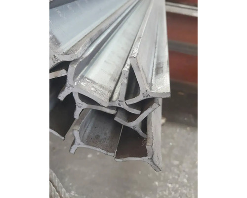 Oceľové T-profily naskladané na seba pre stavebné projekty