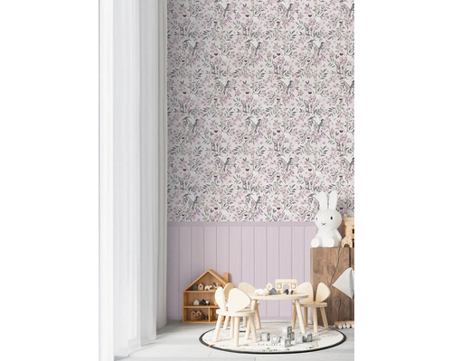 Detská izba s kvetinovou tapetou, detským nábytkom a dekoratívnymi doplnkami