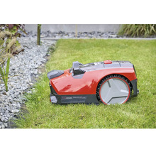 Červená robotická kosačka na trávniku