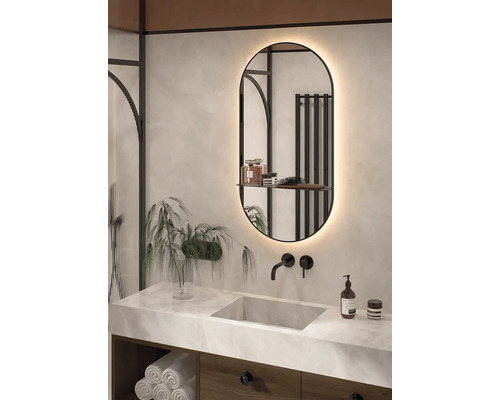 Kúpeľňa s umývadlom, batériou, zrkadlom s osvetlením a úložným priestorom