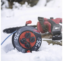 Káblový navijak s 25 metrami kábla a reťazová píla v snehu