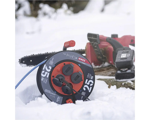 Káblový navijak s 25 metrami kábla a reťazová píla v snehu