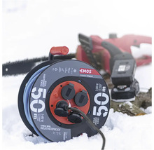 Káblový navijak s 50 metrami kábla a reťazová píla v snehu