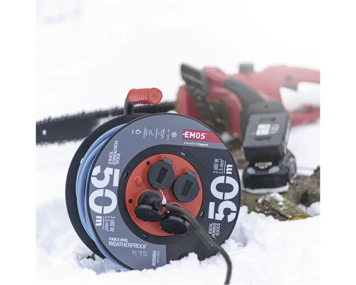 Káblový navijak s 50 metrami kábla a reťazová píla v snehu