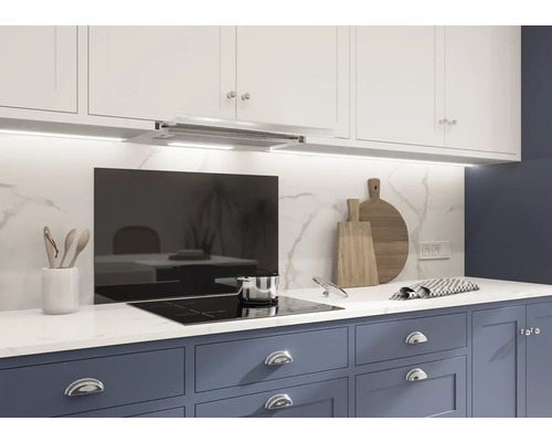 Kuchynská scéna s varnou doskou, digestorom a kuchynskými potrebami