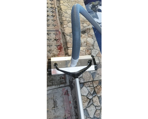 Čistič bazéna s hadicou na čistenie bazénov