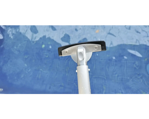 Kefa na čistenie bazéna vo vode