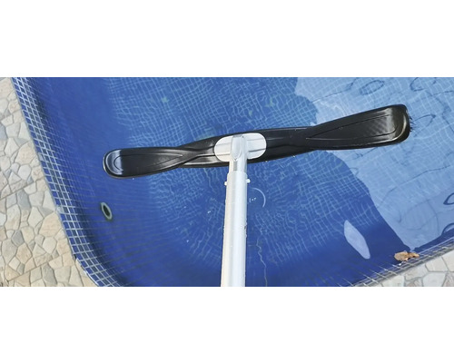 Kefa na bazén s teleskopickou tyčou na čistenie bazéna.