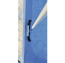 Bazénová kefa s teleskopickou tyčou v bazéne