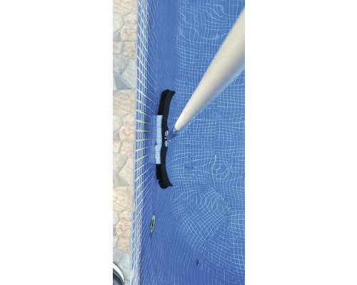 Bazénová kefa s teleskopickou tyčou v bazéne