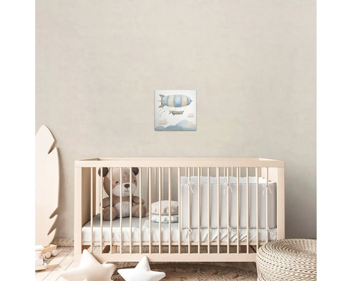 Detská izba s detskou postieľkou a nástennou maľbou vzducholode