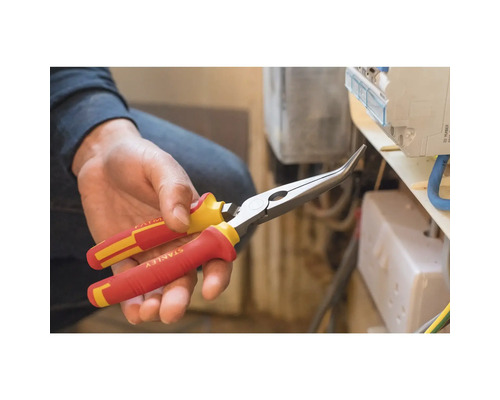 Kombinované kliešte Stanley s izolovanými rukoväťami pri používaní