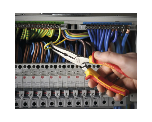 Elektrikár pracuje s plochými kliešťami na elektrickej inštalácii.