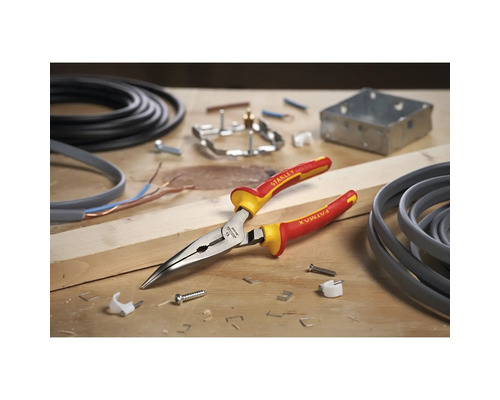 Kombinačky na drevenom povrchu s káblami, skrutkami a ďalším inštalačným materiálom