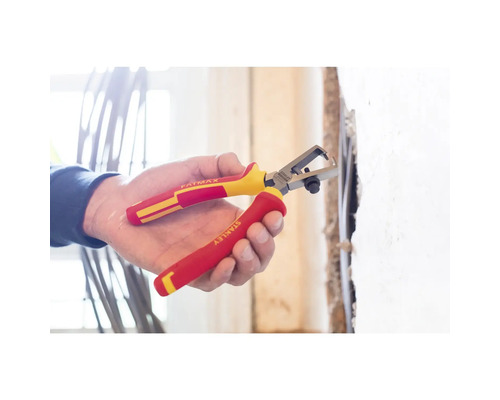 Ruka drží odizolovacie kliešte Stanley Fatmax.