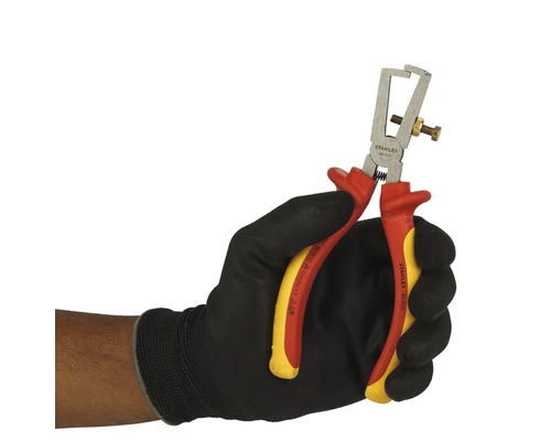 Ruka v ochrannej rukavici drží odizolovacie kliešte Stanley.