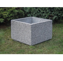 Štvorcový betónový kvetináč s kamienkovou štruktúrou na trávniku