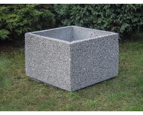 Kvetináč betónový štvorec 45 x 45 x 30 cm Štvorcový betónový kvetináč s kamienkovou štruktúrou na trávniku