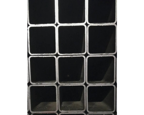 Stoh hranatých rúrok z kovu