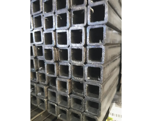 Stoh hranatých rúrok z kovu