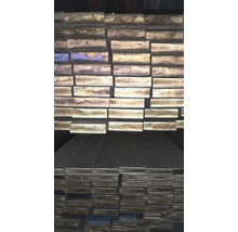 Hromada kovových tyčí v regáli