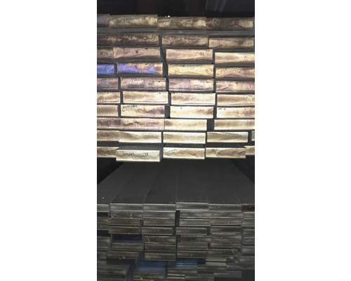 Tyč plochá 20 x 3 mm, dĺžka 2 m Hromada kovových tyčí v regáli