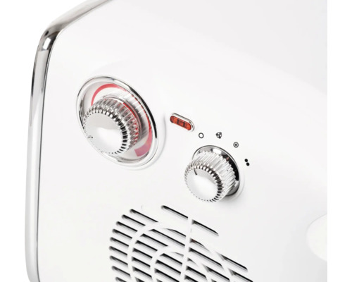 Detailný záber elektrického ohrievača s otočnými gombíkmi na nastavenie teploty a ventilátora