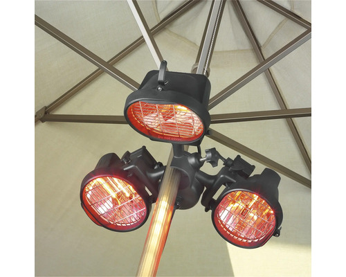 Terasaový ohrievač s tromi žiaričmi namontovanými pod slnečníkom