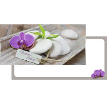 Dekoratívne aranžmán s orchideou, kamene a darčekovou poukážkou na drevenom podnose