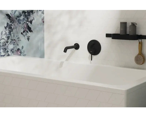 Kúpeľňová scéna s vaňou, batériou a doplnkami