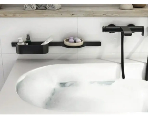 Kúpeľňa s vaňou, batériou a policou s kúpeľňovými potrebami