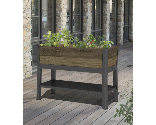 Vyvýšený záhon s rastlinami a úložným priestorom